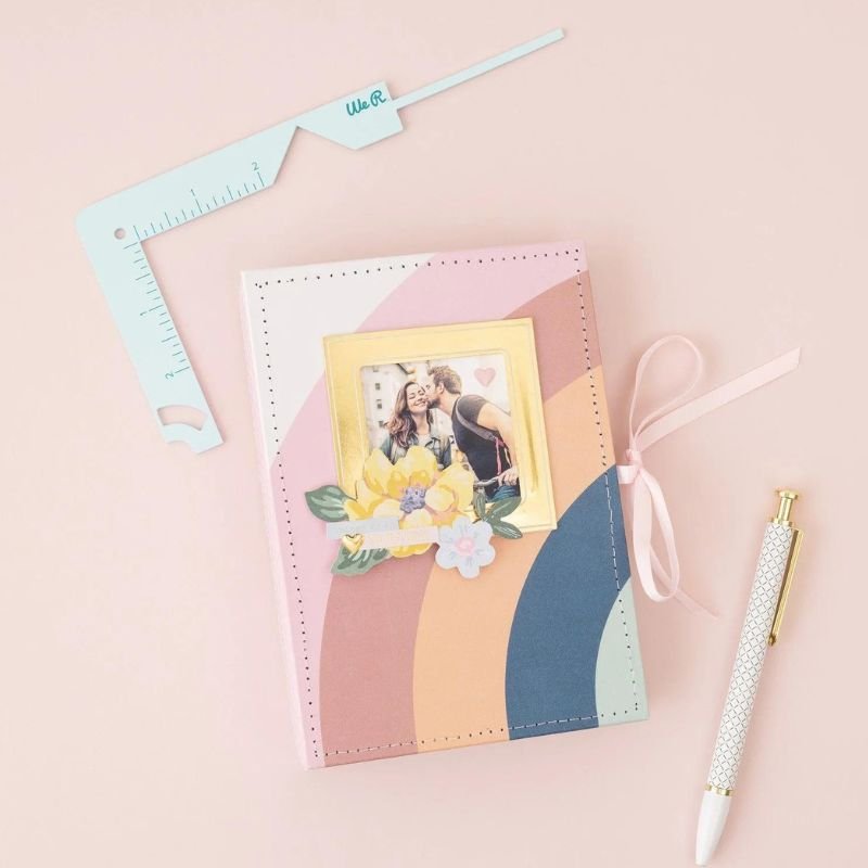 Buchbinde-Werkzeug: We R Makers - Book Cover Guide - Mint – Bild 8