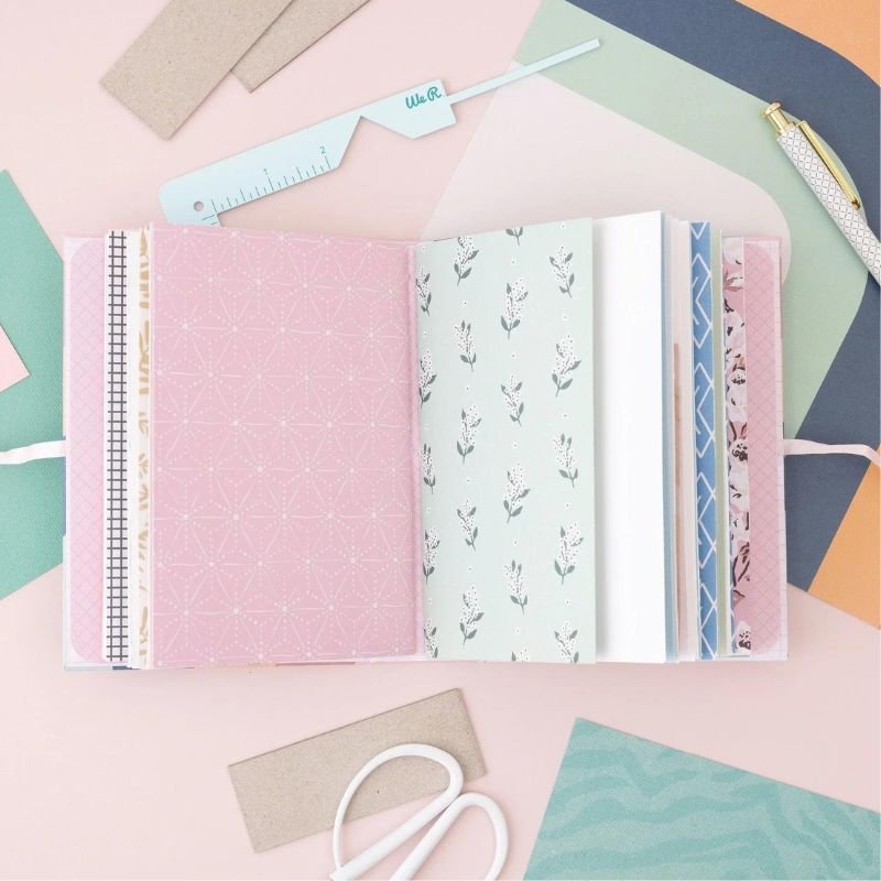 Buchbinde-Werkzeug: We R Makers - Book Cover Guide - Mint – Bild 7