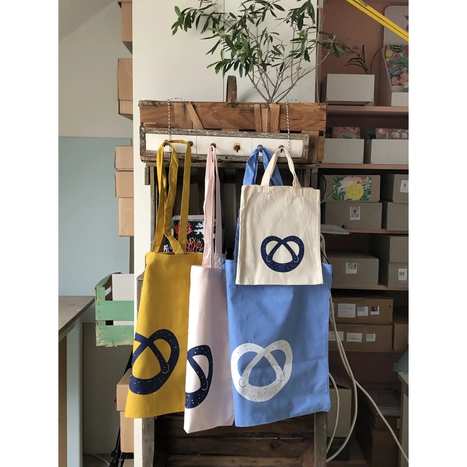 Baumwolltaschen mit Brezenmotiv in himmelblau und zartrosa – Farbvergleich